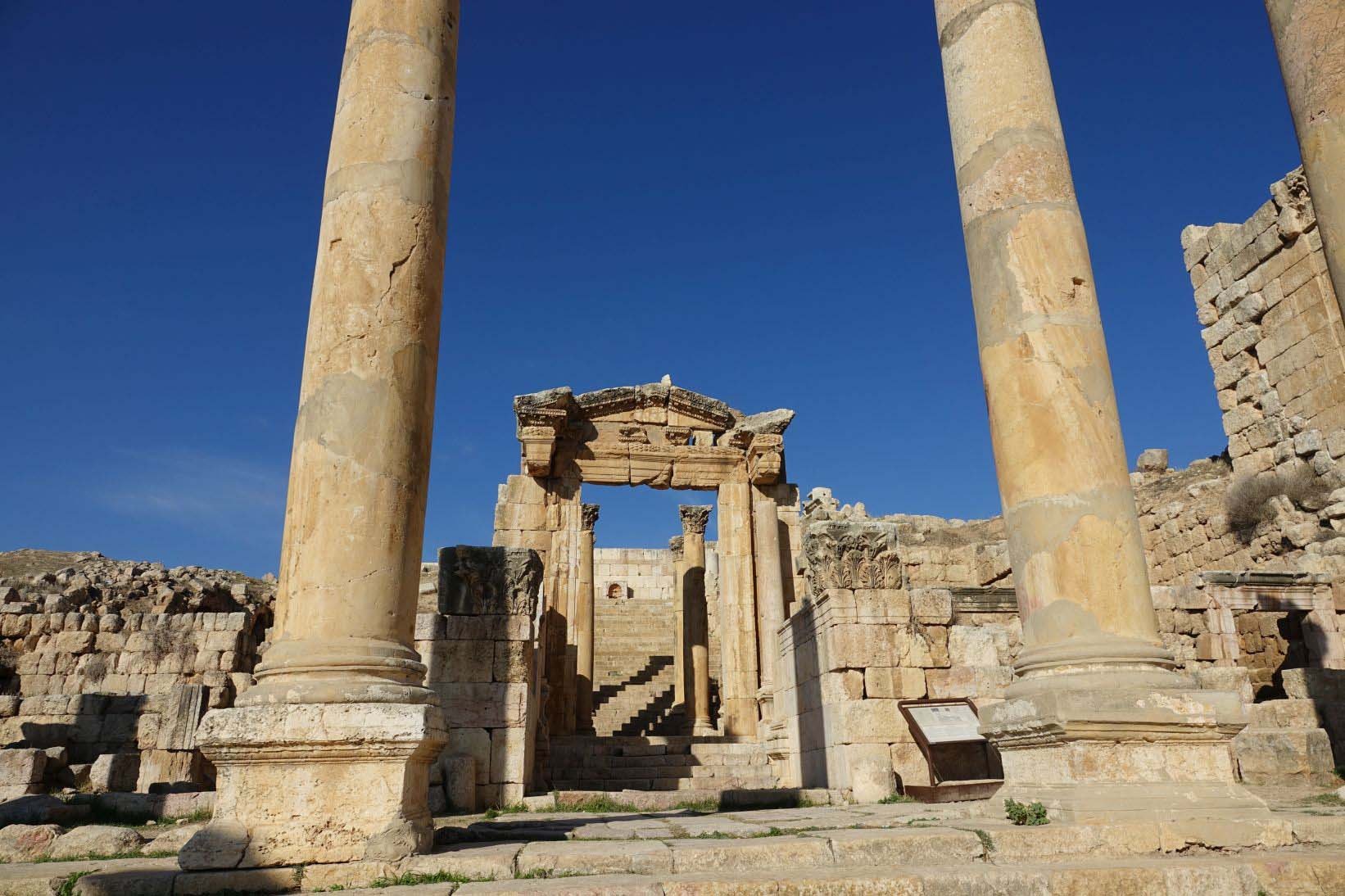 600 stufen bis zum tempel der artemis in jerash